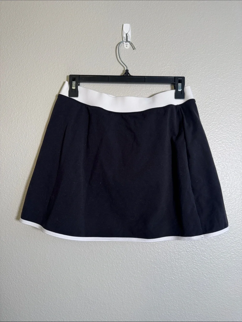 ALO Yoga Airbrush Streamlined Skirt in Black / White - M